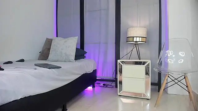 niicole steele  online show from January 14, 7:06 pm