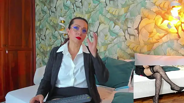 Snapshot of Madame_Angelic_1 chatting on June 20, 3:11 am Madame Angelic 1 online show from June 20, 3:11 am