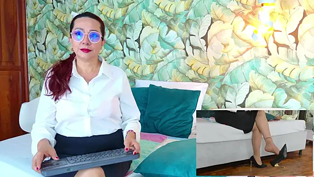 Snapshot of Madame_Angelic_1 chatting on July 10, 4:01 am Madame Angelic 1 online show from July 10, 4:01 am