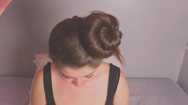 amyvans  online show from March 28, 8:10 pm