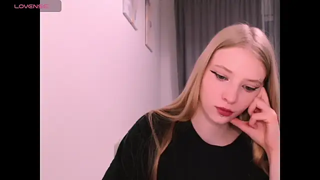 Snapshot of _Milana_Sparkl75_ chatting on December 5, 2:21 am Milana Sparkl75 online show from December 5, 2:21 am