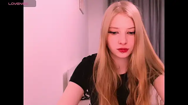 Snapshot of _Milana_Sparkl75_ chatting on December 16, 8:13 pm Milana Sparkl75 online show from December 16, 8:13 pm