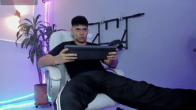 Snapshot of Paul_27_ chatting on November 26, 3:39 am Paul 27 online show from November 26, 3:39 am