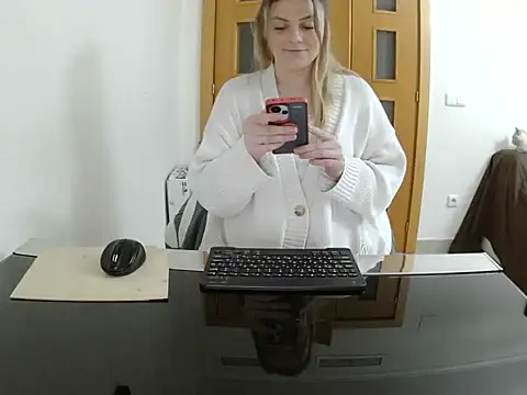 Snapshot of Adelyxveex chatting on November 27, 12:11 am Adelyxveex online show from November 27, 12:11 am