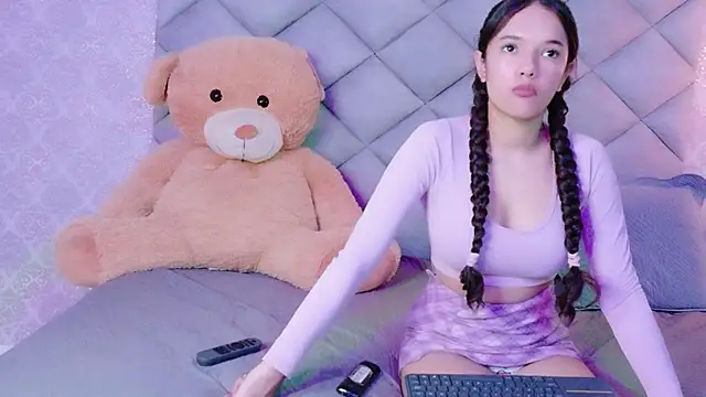 TinyCurlQueen online show from December 1, 7:15 pm