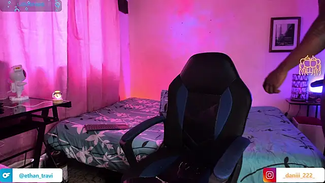 Ethantravis22 online show from April 5, 6:03 pm