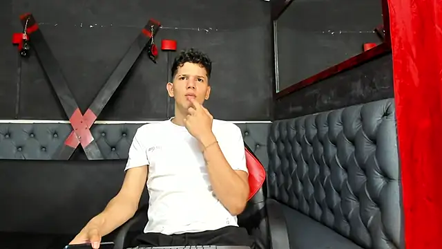 Snapshot of Erick_white chatting on December 16, 2:43 pm Erick white online show from December 16, 2:43 pm