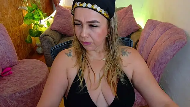 Snapshot of Aunty_milf chatting on February 25, 7:58 pm Aunty milf online show from February 25, 7:58 pm