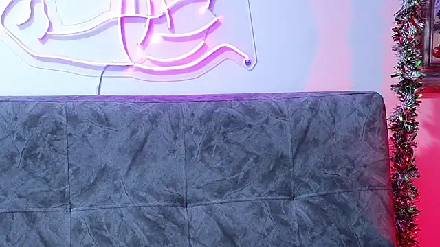 MightyLaura1 online show from December 20, 10:34 pm