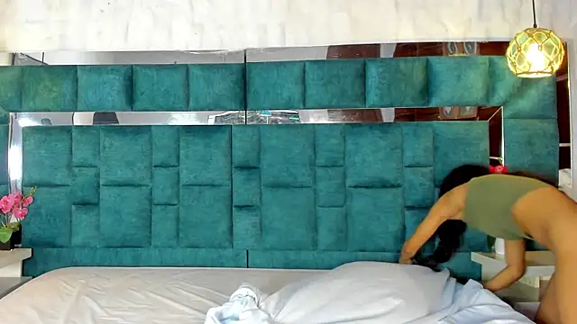  bonnyandclyde online show from April 7, 12:40 pm