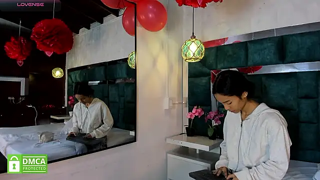  bonnyandclyde online show from February 18, 12:01 pm