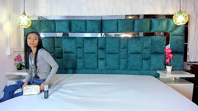  bonnyandclyde online show from January 18, 12:30 pm