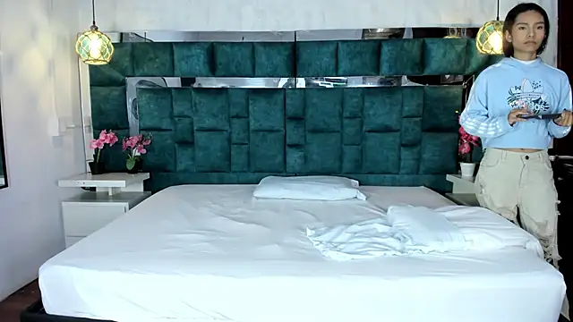  bonnyandclyde online show from February 22, 1:02 pm