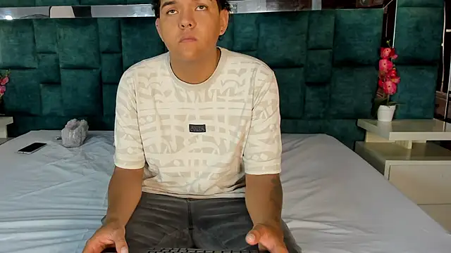  bonnyandclyde online show from April 10, 1:40 pm