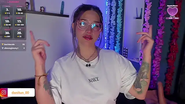 Snapshot of Destiny__14 chatting on February 6, 1:23 am Destiny 14 online show from February 6, 1:23 am