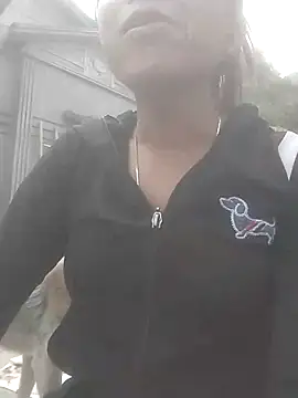 tieutam122 online show from December 3, 7:41 am