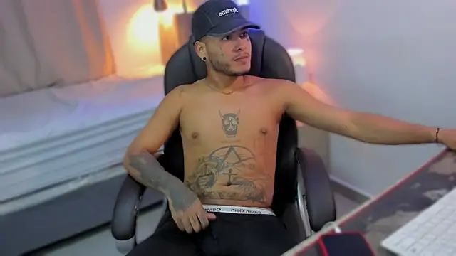 Snapshot of master_evil07 chatting on November 26, 7:30 am master evil07 online show from November 26, 7:30 am