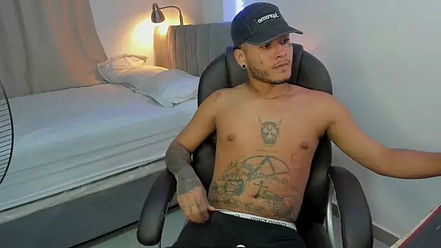 Snapshot of master_evil07 chatting on November 28, 5:18 am master evil07 online show from November 28, 5:18 am