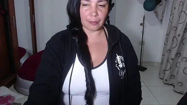 Snapshot of vivian-milf chatting on February 26, 2:00 am vivian-milf online show from February 26, 2:00 am