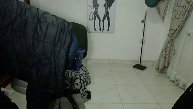 Snapshot of vivian-milf chatting on February 20, 6:26 am vivian-milf online show from February 20, 6:26 am