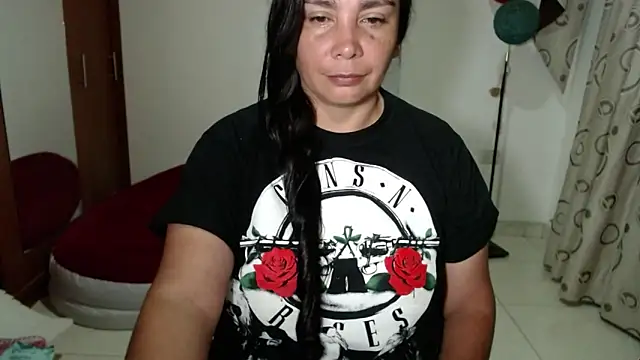 Snapshot of vivian-milf chatting on December 18, 12:38 am vivian-milf online show from December 18, 12:38 am