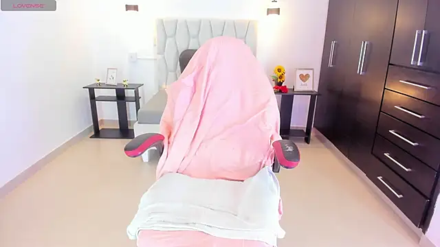 elenamilf online show from January 10, 7:31 pm