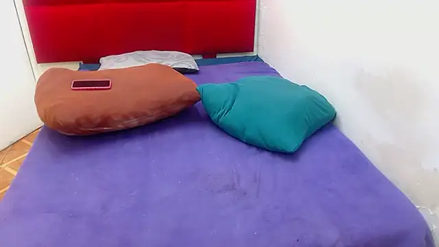 EMBER FOX online show from April 24, 4:25 am