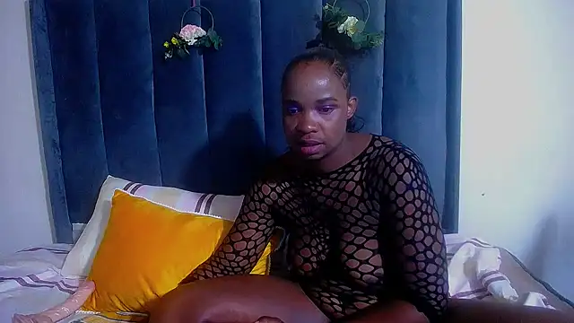 EMBER FOX online show from June 3, 8:13 pm