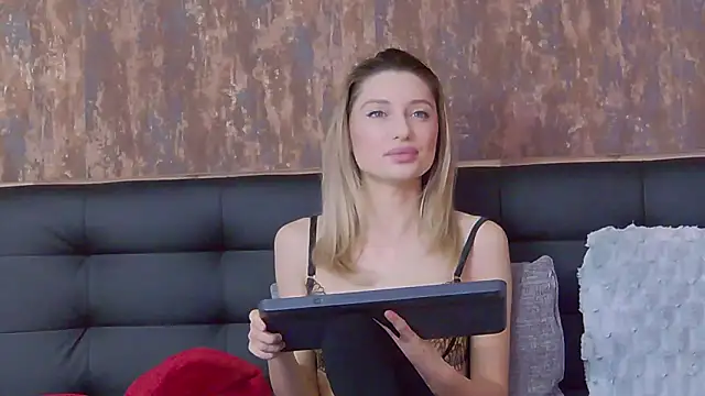 Snapshot of SilviaPastori chatting on February 3, 6:00 am SilviaPastori online show from February 3, 6:00 am