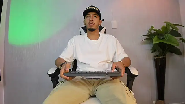 Snapshot of Brand_Collins chatting on February 5, 11:28 am Brand Collins online show from February 5, 11:28 am