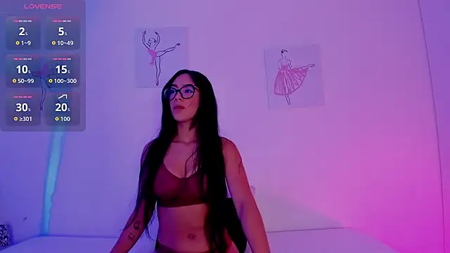 Klohewilliams  online show from December 18, 12:31 pm