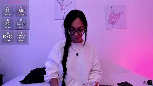 Klohewilliams  online show from December 20, 12:41 pm