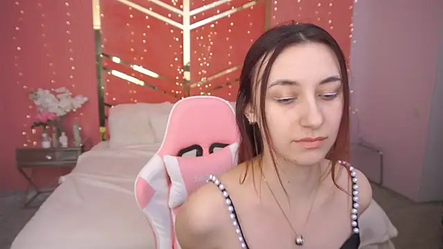 RoxieRay online show from March 10, 1:04 pm