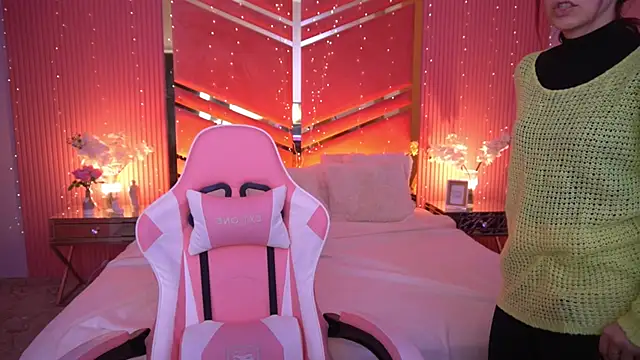 RoxieRay online show from March 22, 3:35 pm