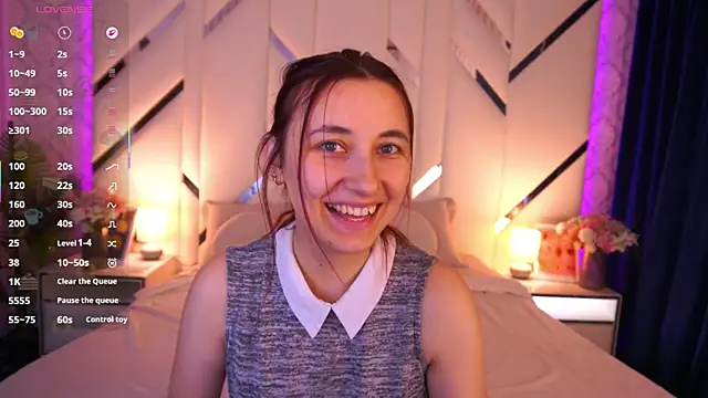 Snapshot of RoxieRay chatting on June 6, 2:11 pm RoxieRay online show from June 6, 2:11 pm