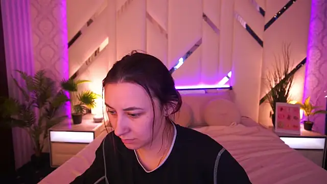 RoxieRay online show from March 6, 7:25 am