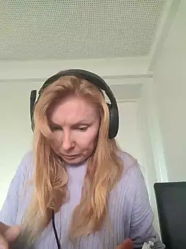 Snapshot of JenyJansy chatting on November 28, 1:44 pm JenyJansy online show from November 28, 1:44 pm