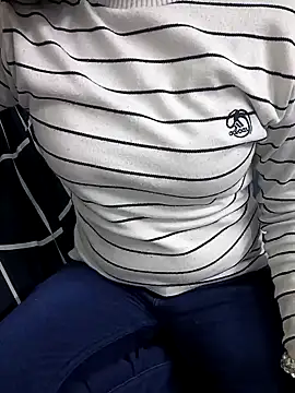 Snapshot of Juliekhan_98 chatting on January 9, 5:25 am Juliekhan 98 online show from January 9, 5:25 am