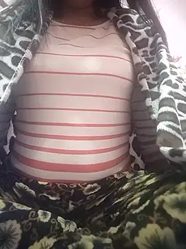 Snapshot of Juliekhan_98 chatting on January 12, 9:05 am Juliekhan 98 online show from January 12, 9:05 am