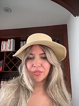 IsaSantoDomingo online show from November 30, 3:24 pm