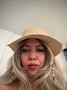 IsaSantoDomingo online show from December 1, 2:40 pm