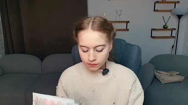 FairrryBluuum online show from November 28, 2:28 pm