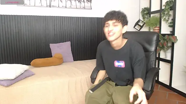 Snapshot of Michaelkoiv chatting on December 21, 12:40 pm Michaelkoiv online show from December 21, 12:40 pm