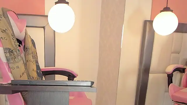 Snapshot of KarolWest_ chatting on December 2, 12:07 pm KarolWest online show from December 2, 12:07 pm