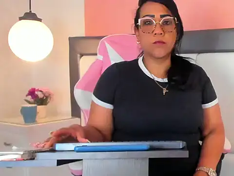 Snapshot of KarolWest_ chatting on December 16, 11:58 am KarolWest online show from December 16, 11:58 am