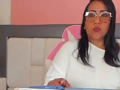 Snapshot of KarolWest_ chatting on December 15, 12:33 pm KarolWest online show from December 15, 12:33 pm