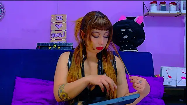 Snapshot of AriesVelvet chatting on February 21, 7:32 am AriesVelvet online show from February 21, 7:32 am