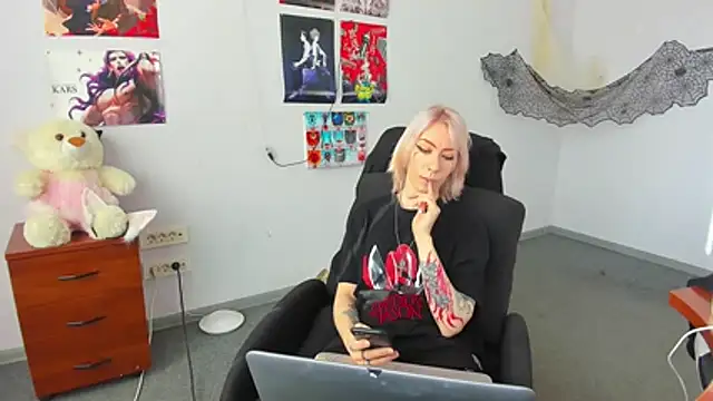 AuraliLi online show from December 17, 10:20 am