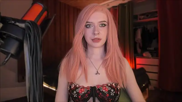 Snapshot of Mistress_Iris chatting on November 29, 4:29 pm Mistress Iris online show from November 29, 4:29 pm