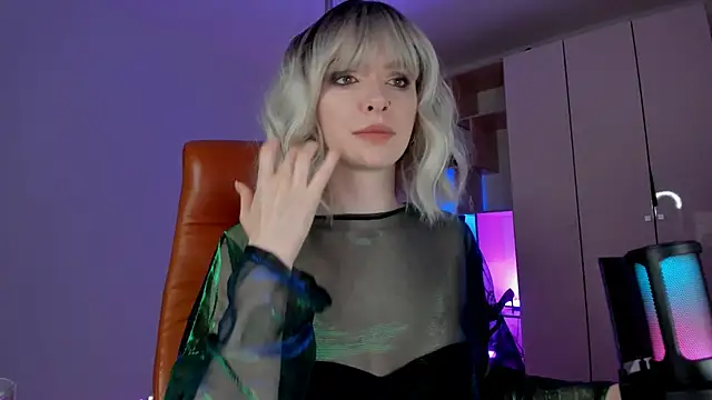 Snapshot of Mistress_Iris chatting on June 10, 8:10 pm Mistress Iris online show from June 10, 8:10 pm
